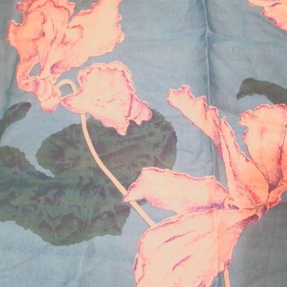 Stunning huge 100% silk scarf or wall hanging with a water and flower motif - Picture 6 of 8